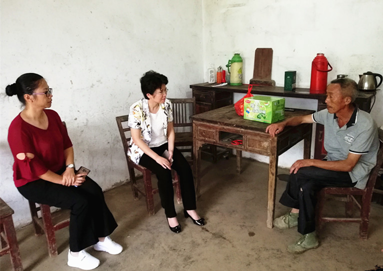 1530489599832710.jpg 书记扶贫_副本.jpg